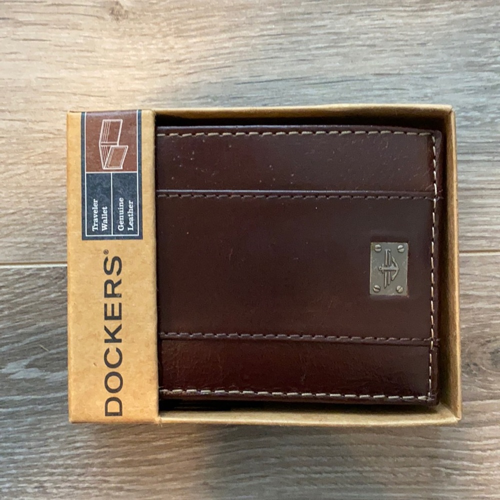 New Dockers Traveler Wallet